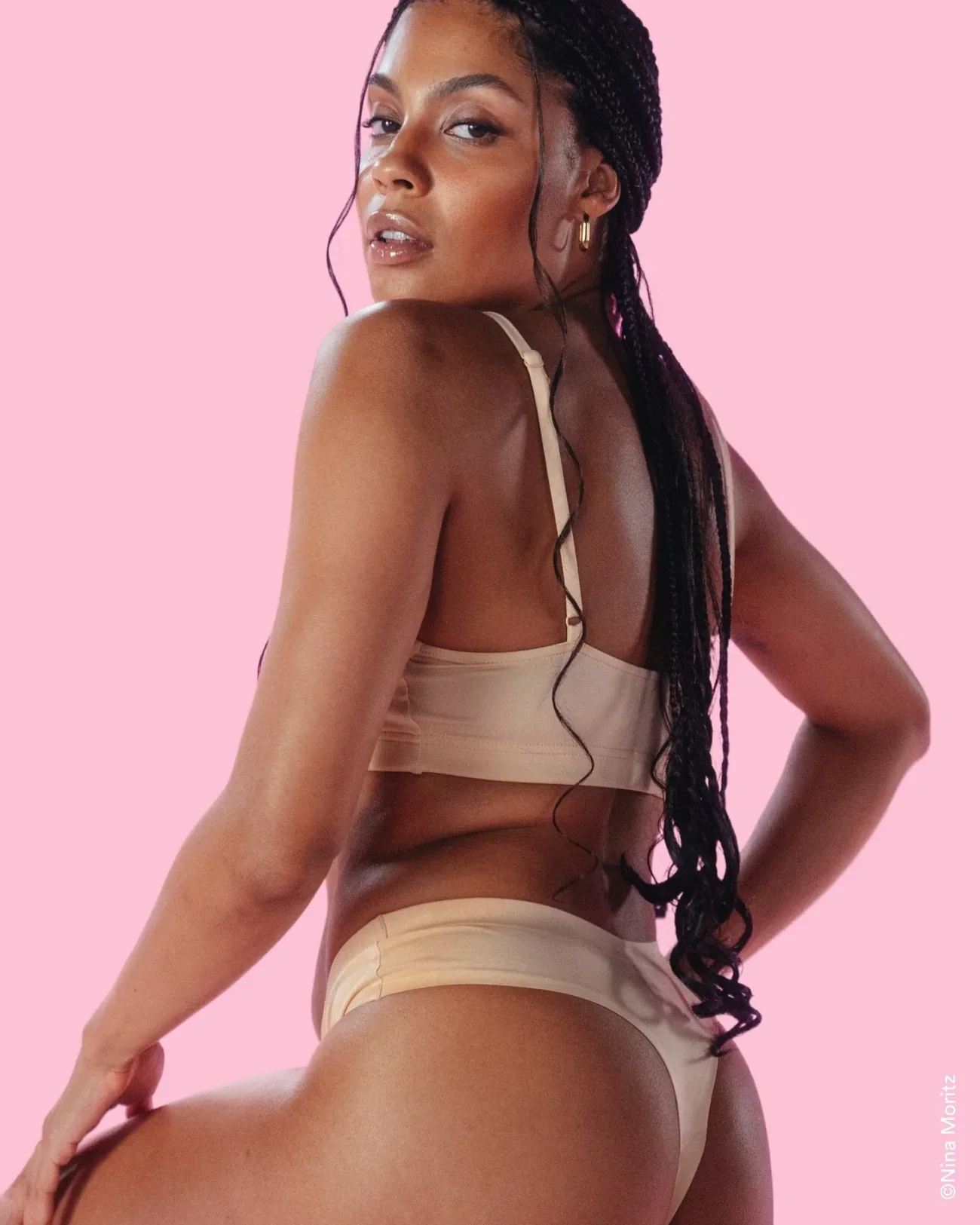 Period Panty Seamless Tanga in Sand - Unsichtbare Menstruationsunterwäsche